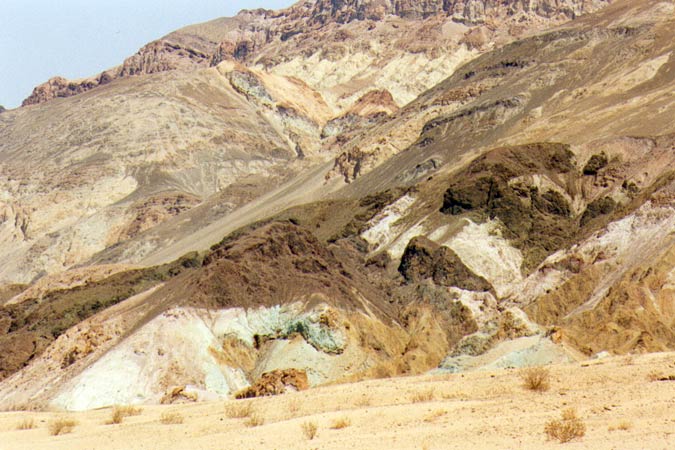 Les roches de la vallée de la mort se parent de couleurs incomparables.