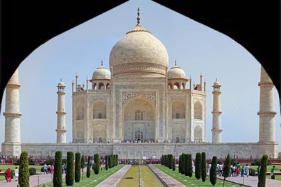 Le Taj Mahal se dessine dans l'embrasure d'une porte...